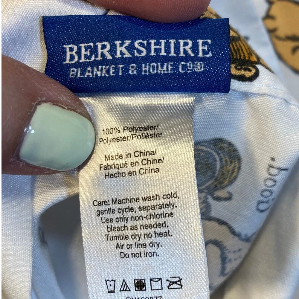2 Berkshire Blanket Winnie the Pooh Life is Good Pillowcases Disney White Gold